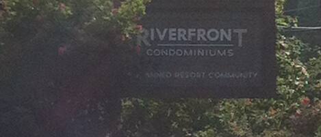 Señal de Riverfront Condominiums en la comunidad turística Riverfront Resort.