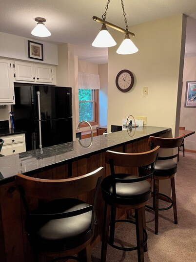 Loon Mountain / Riverfront Condo Sleeps 6 