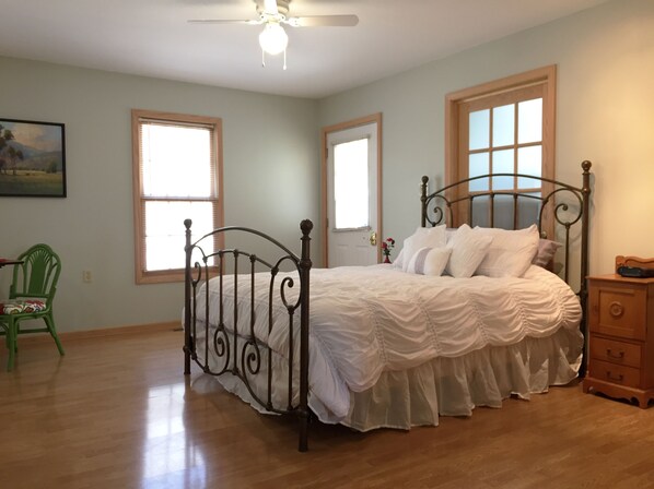 1 bedroom, desk, iron/ironing board, WiFi