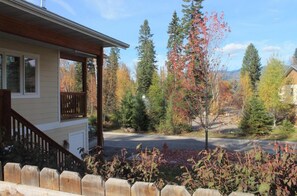 Property grounds - Luxurious Townhome Minutes From Beautiful Downtown, Golf Course, And Ski Area (Whitefish)