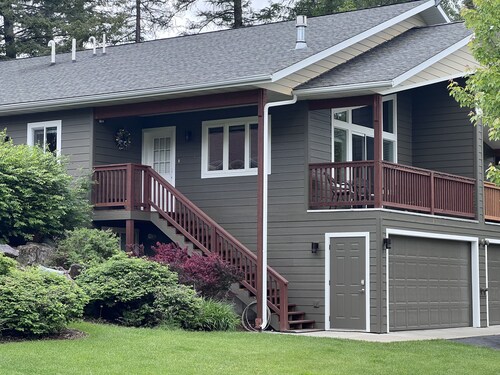 Luxurious Townhome Minutes From Beautiful Downtown, Golf Course, And Ski Area