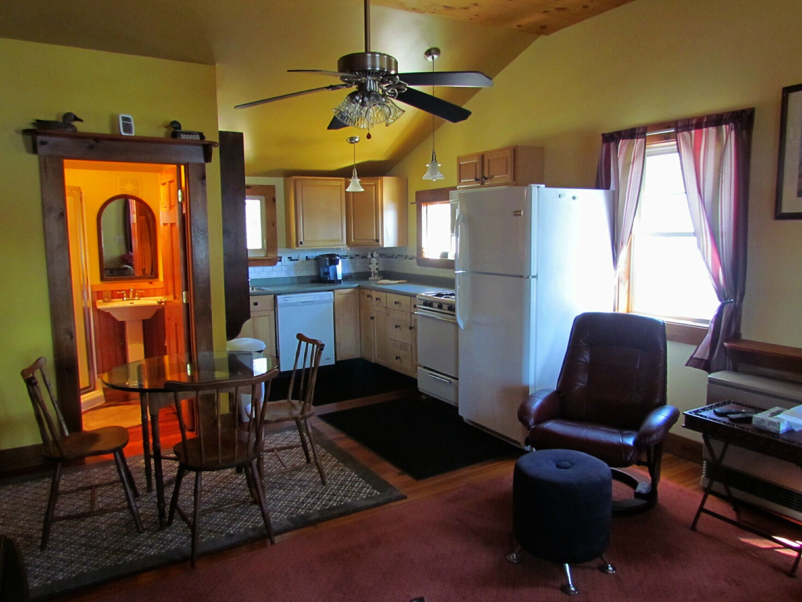 2 Bedroom Cottage on the Lake! Sleeps 6