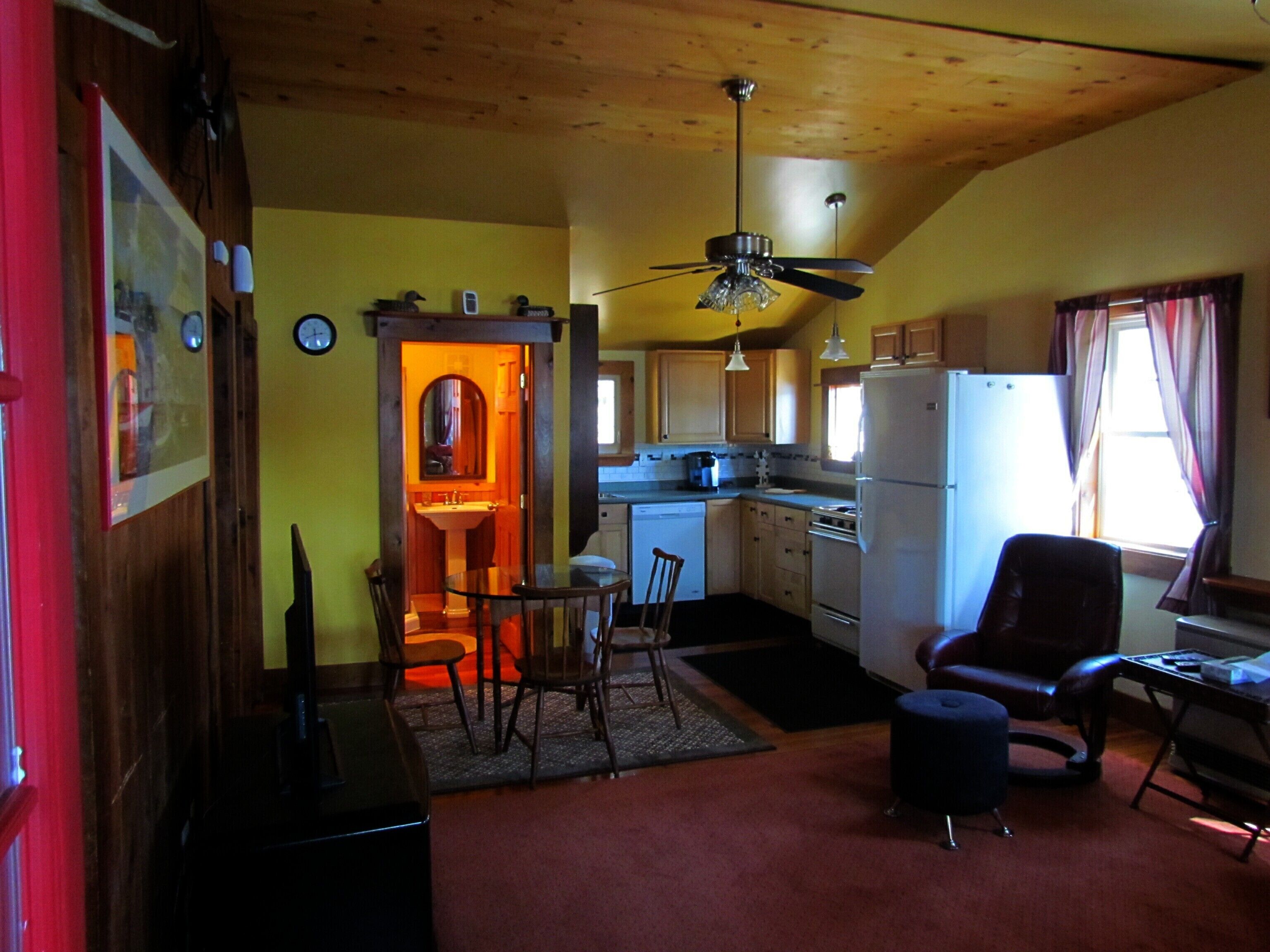 2 Bedroom Cottage on the Lake! Sleeps 6