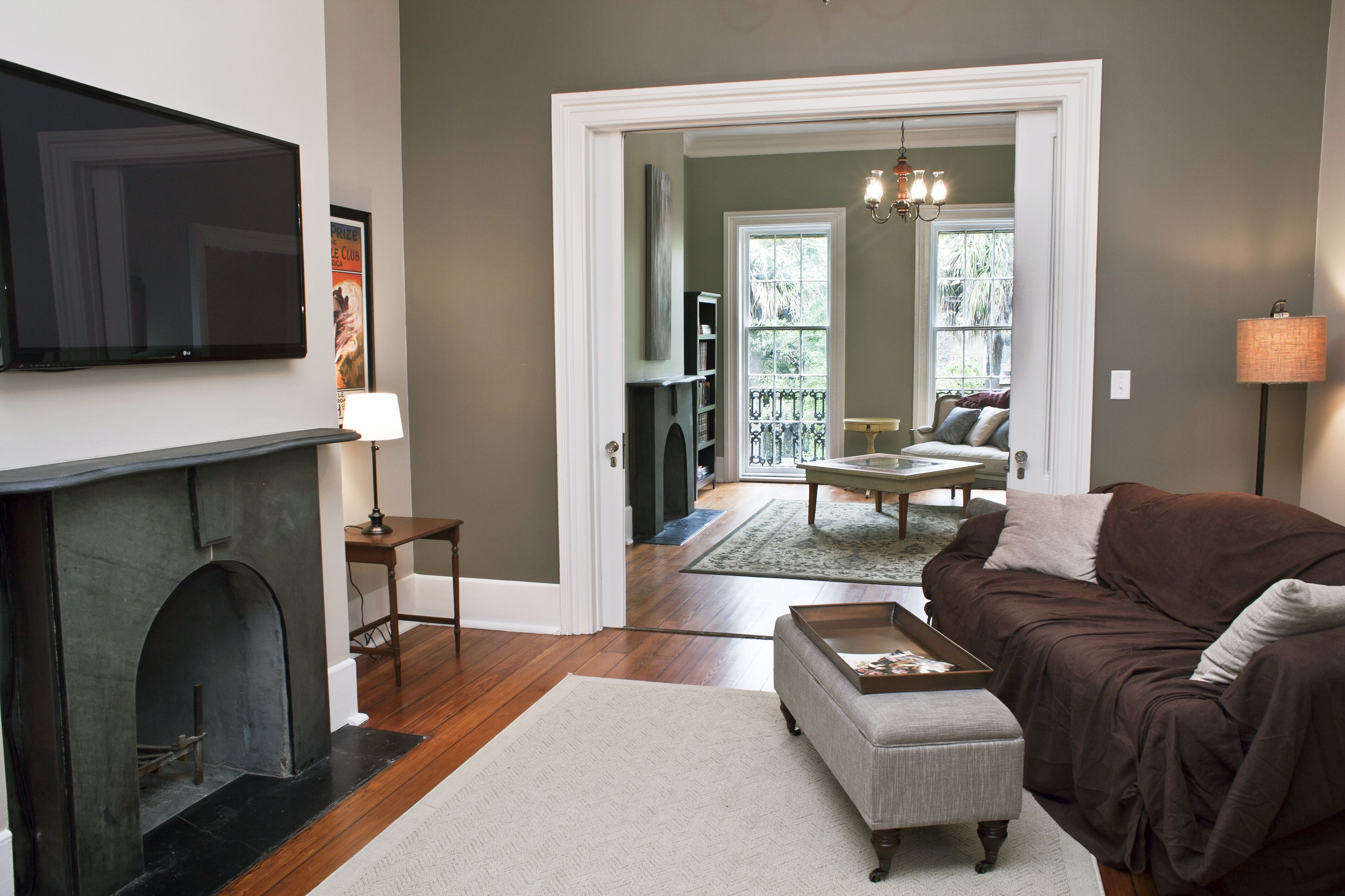 Living room has a 52' smart tv (fireplaces inoperable)