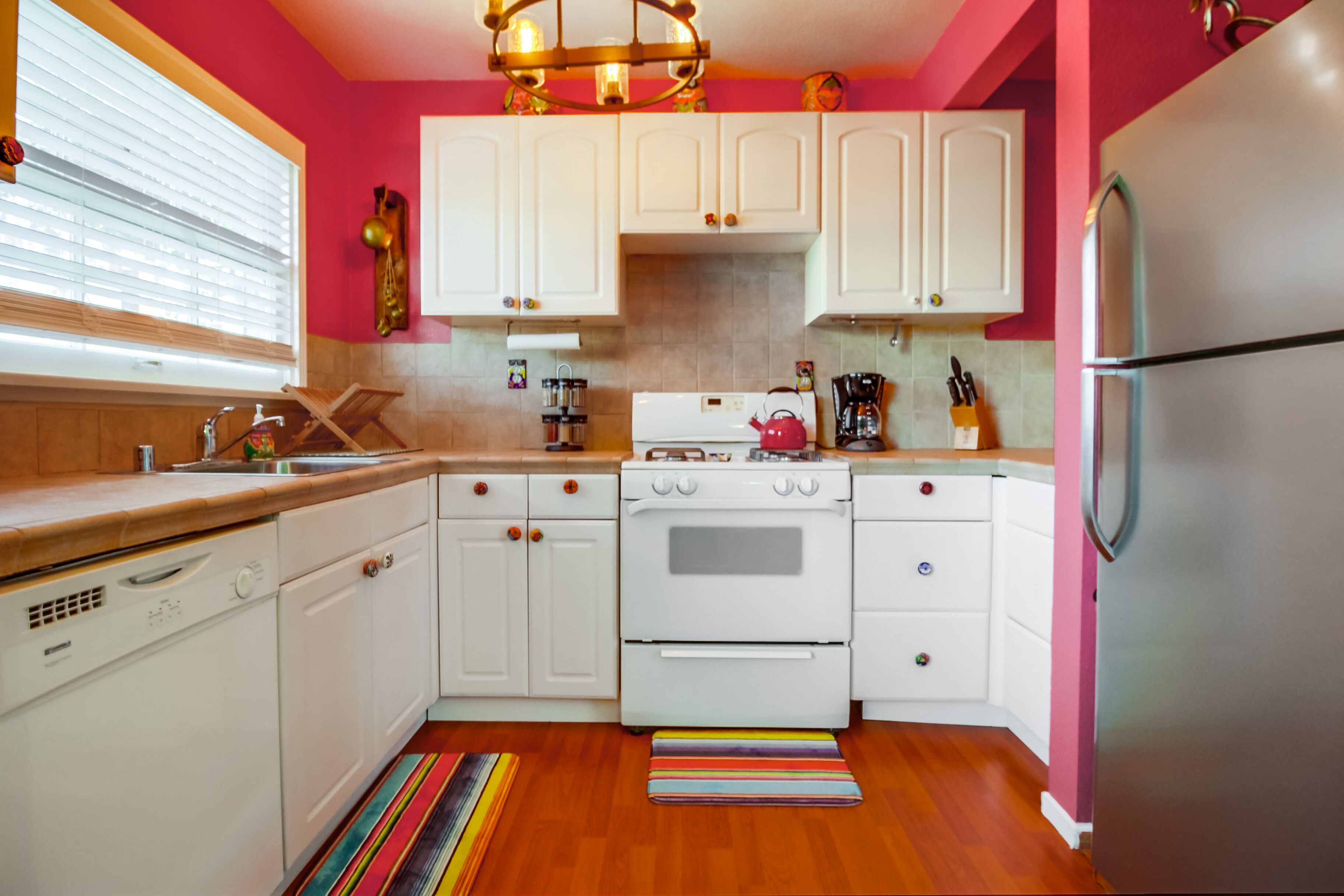 Steps to the water in two directions! Crown Point Peninsula in Mission Bay!