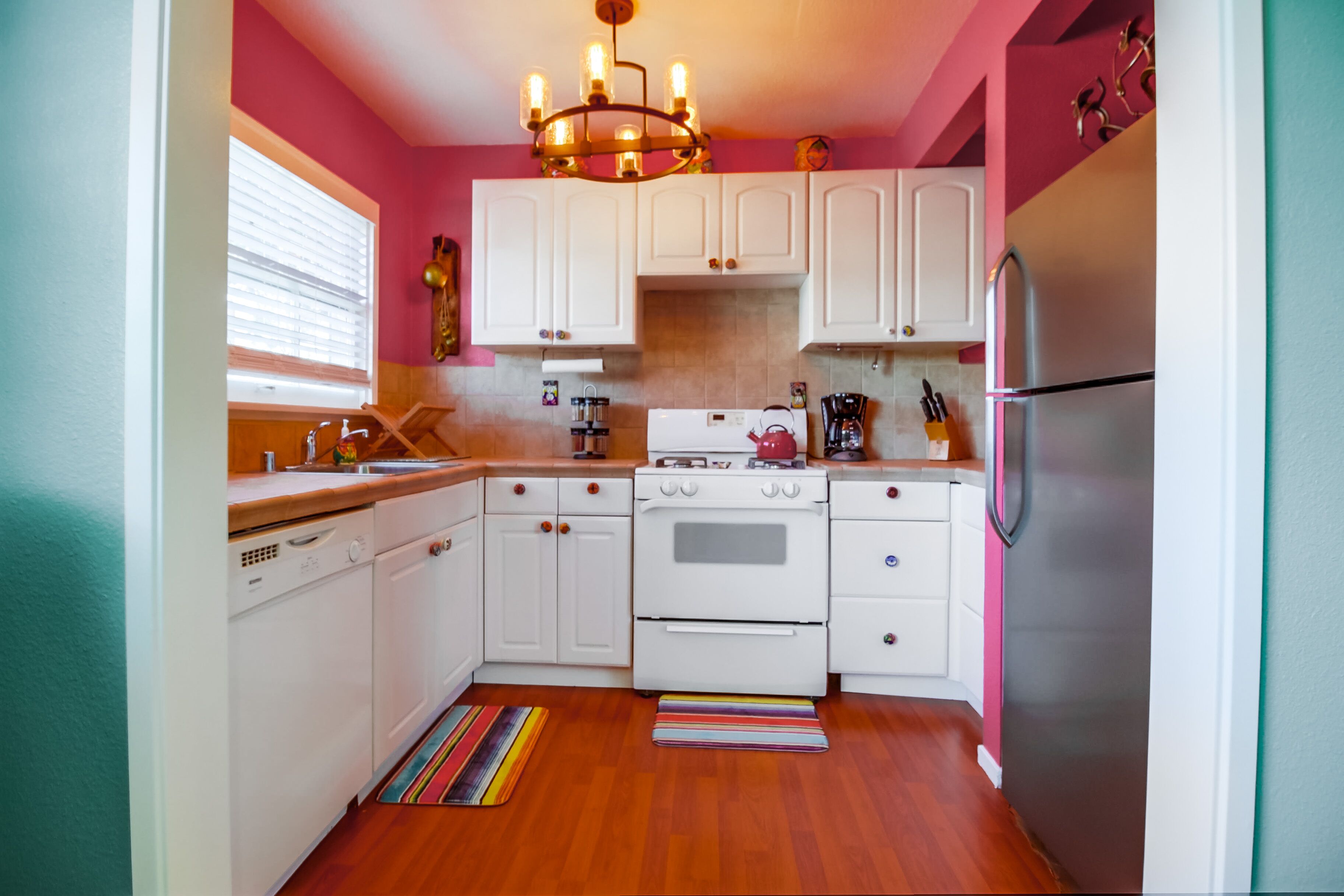 Steps to the water in two directions! Crown Point Peninsula in Mission Bay!