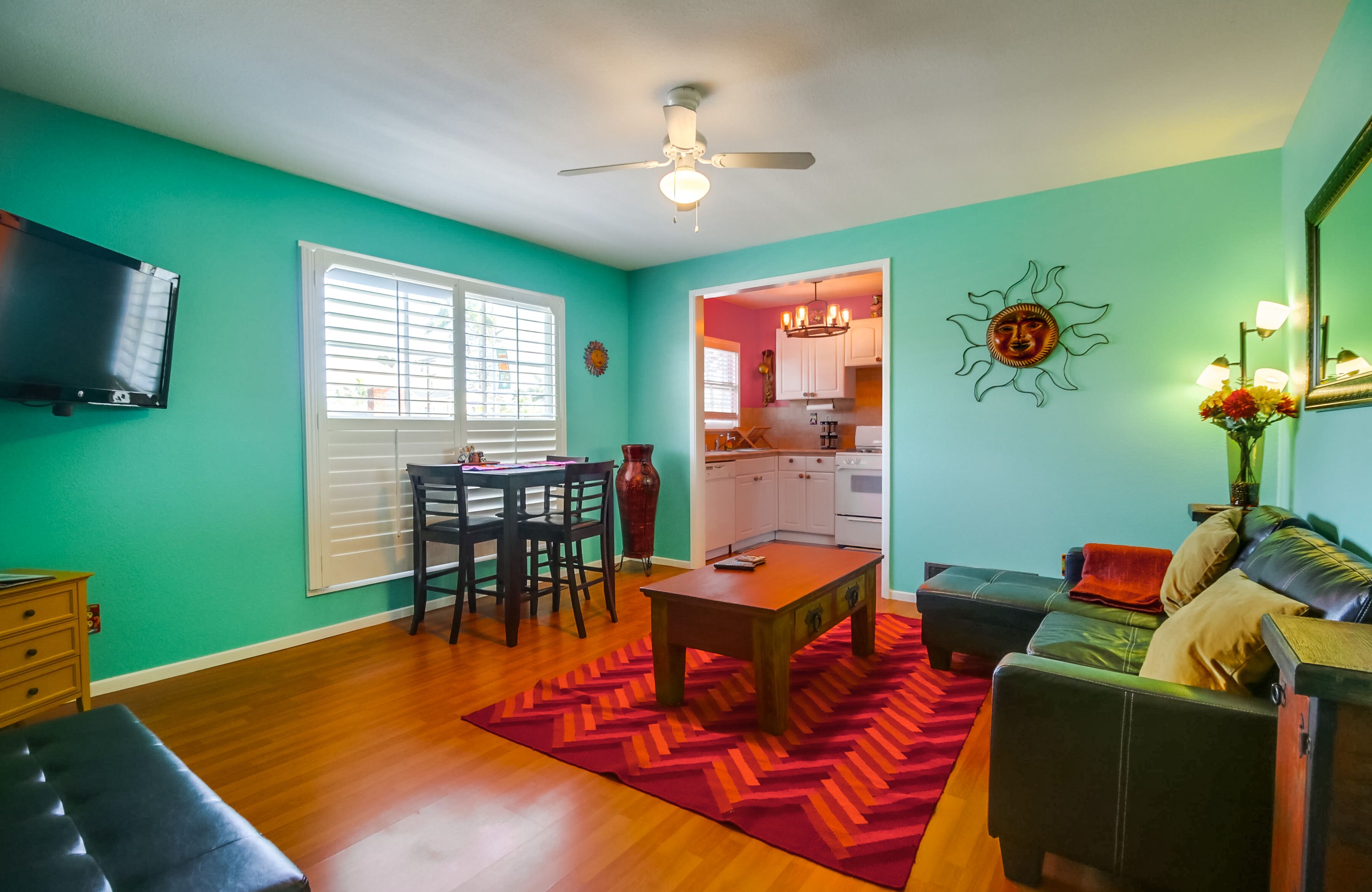 Steps to the water in two directions! Crown Point Peninsula in Mission Bay!