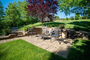 Outdoor dining - Cabin in Southern Illinois - Hot Tub - Romantic Getaway -Shawnee National Forest (Jonesboro)