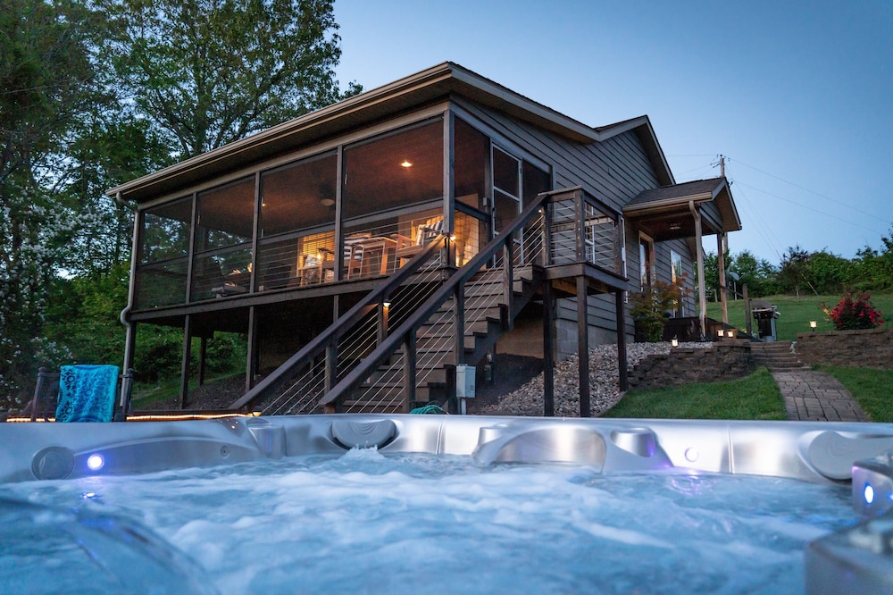 Cabin in Southern Illinois - Hot Tub - Romantic Getaway -Shawnee National Forest