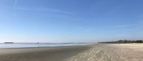 Beach nearby, sun loungers, beach towels