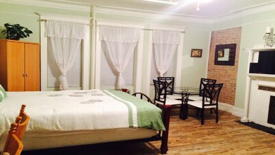SPACIOUS AND OPEN PROPERTY W/KITCHEN - 3 MINUTES TO SUBWAY