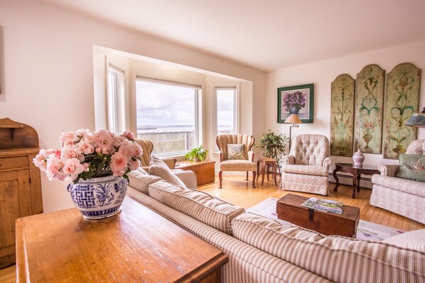 Smart TV, books - Stunning Sunsets and Ocean Views in Bar Harbor (Bar Harbor)