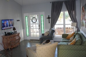 TV, DVD player, books, stereo - AVAILABLE,JULY 4 CANCELLATION, BEACH COTTAGE 3BR, NEW GOLF CART W/HOUSE,  POOL, (Destin)