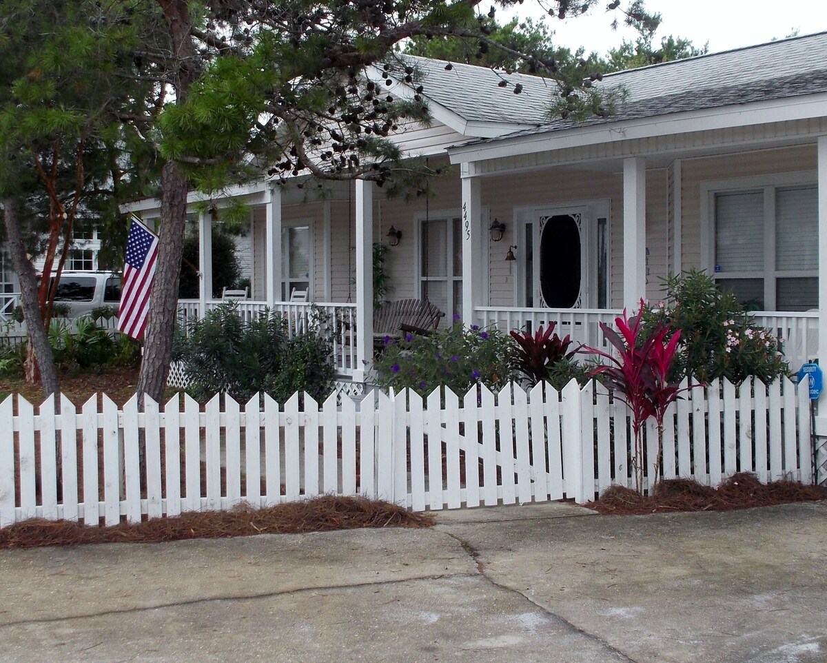 BEACH COTTAGE 3BR, NEW GOLF CART W/HOUSE, PORCH SWING, 30 STEPS TO POOL, PETS!!!