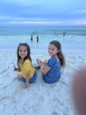 Beach nearby - AVAILABLE,JULY 4 CANCELLATION, BEACH COTTAGE 3BR, NEW GOLF CART W/HOUSE,  POOL, (Destin)