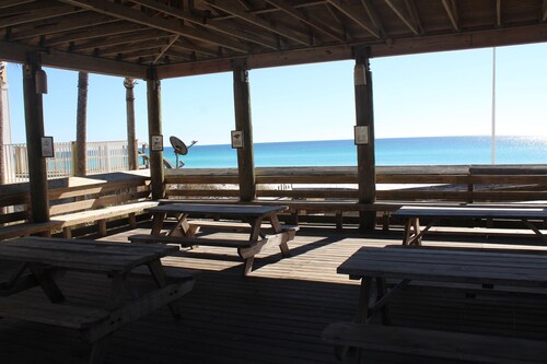 BEACH COTTAGE 3BR, NEW GOLF CART W/HOUSE, PORCH SWING, 30 STEPS TO POOL, PETS!!!