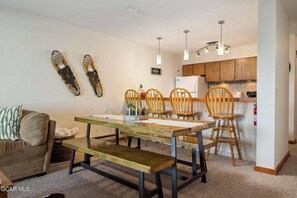 Dining - Superb Mountain Getaway- 2BR+2BA (Fraser)