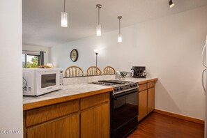 Réfrigérateur, four à micro-ondes, un four, surface de cuisson
