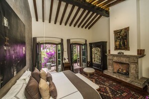 套房 (Principal) | 高档床上用品、羽绒被、客房内保险箱、笔记本电脑工作区