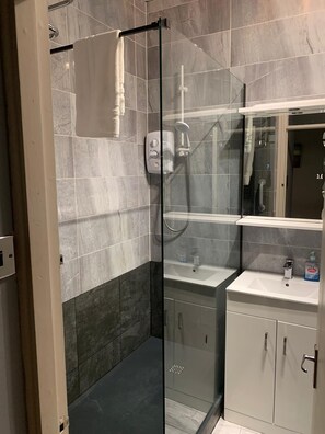 Shower, hair dryer, towels, soap - Heart of the City, Luxury Apt, 5 Star Reviews, beside Temple Bar (North City)