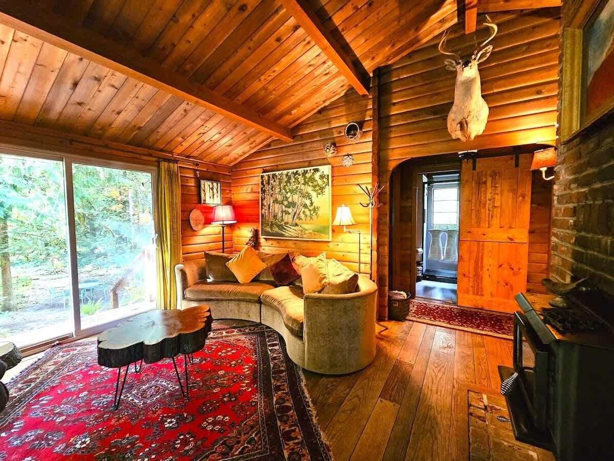 Smart-tv, een open haard, boeken en een stereo