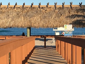 Plage à proximité, chaises longues, serviettes de plage