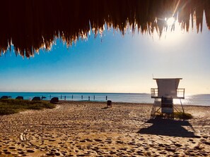 Perto da praia, espreguiçadeiras, toalhas de praia