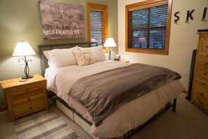 2 bedrooms, iron/ironing board, WiFi, bed sheets - Spacious & Quiet Townhome Ideal Year-Round Location, Private Entrance (Whistler)