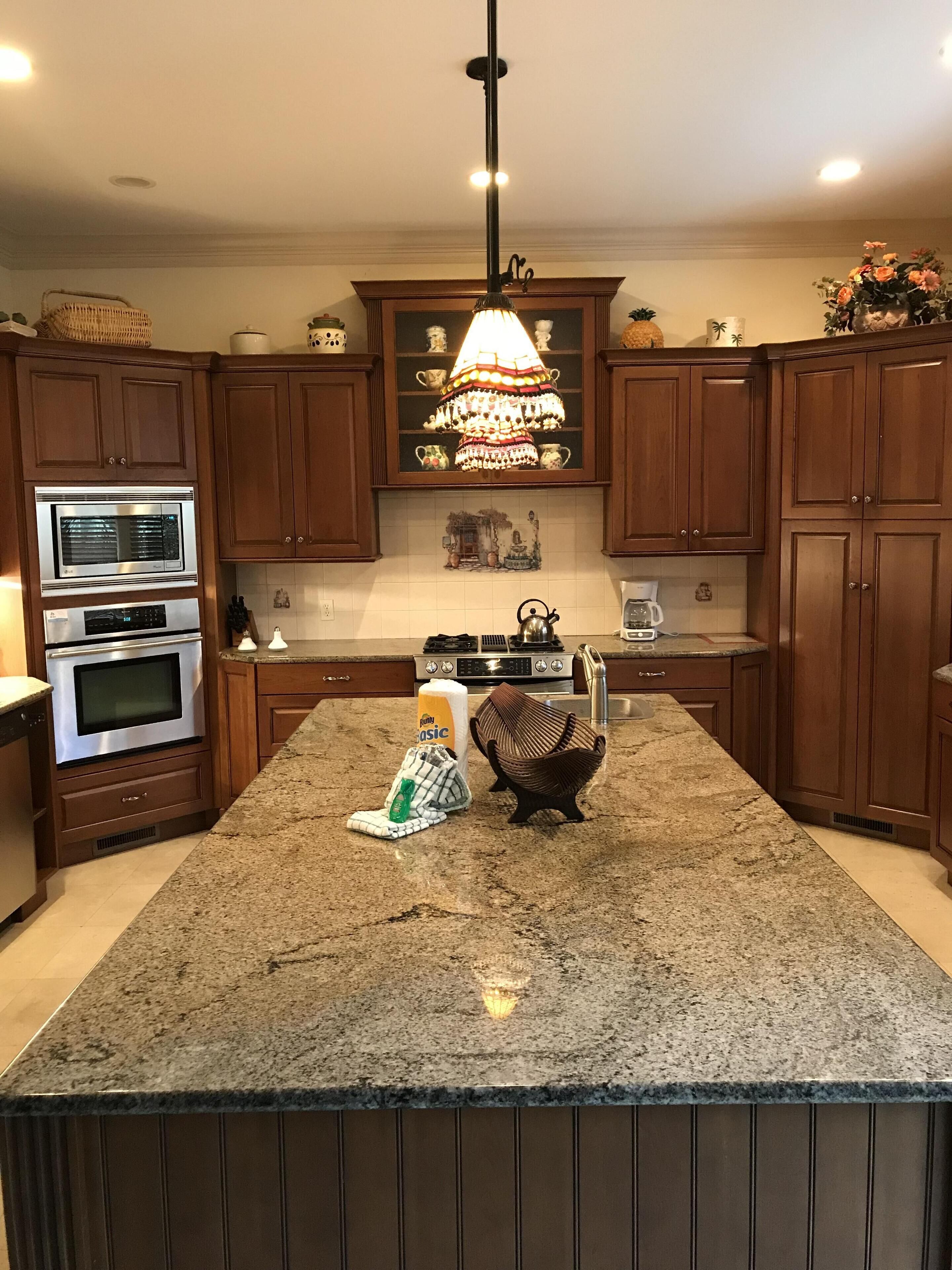 4th Row, Close to Beach and Coligny, 2 Masters, Private Pool/Hot Tub