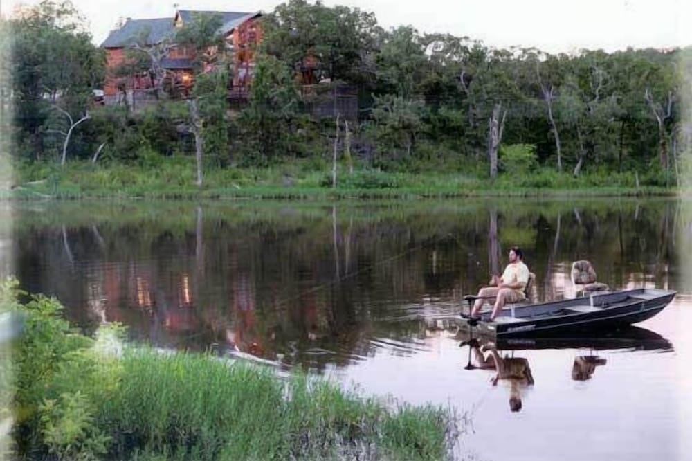 Secluded Luxury Retreat on Private Lake - Sleeps 32