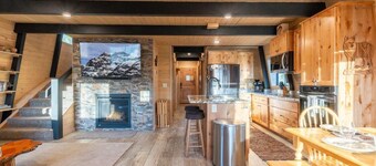 Wolf Hollow - Serene, Cozy Cabin Located 31 miles from YNP with A/C and hot tub