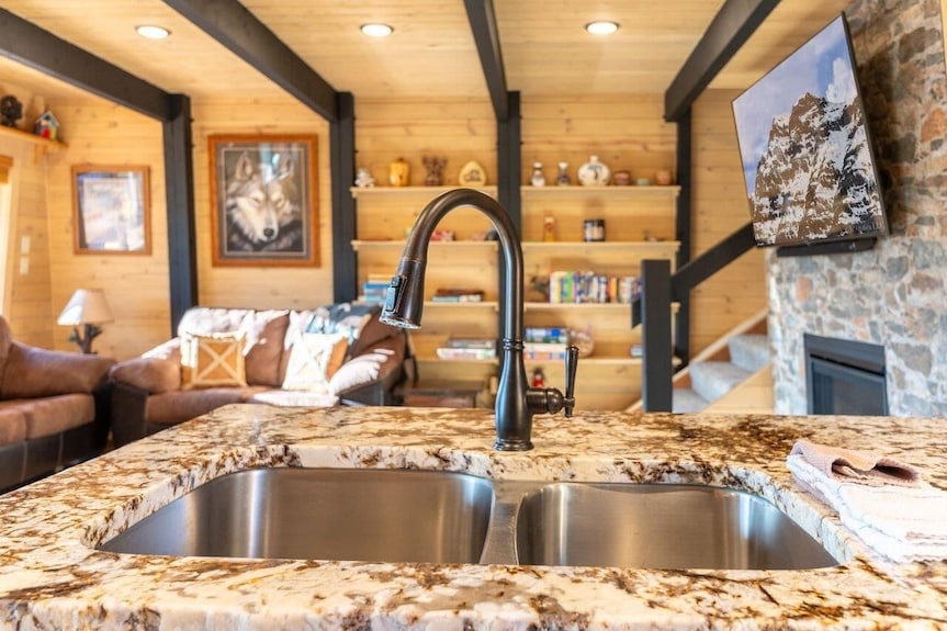 Wolf Hollow - Serene, Cozy Cabin Located 31 Miles From Ynp With A/c And Hot Tub - Idaho