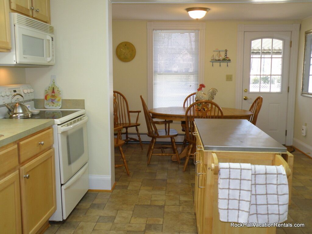 Beautiful Retreat Located in Rock Hall - walk to everything!