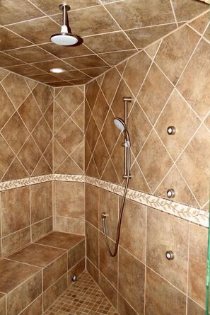 Dusche, Whirlpool, Haartrockner, Handtücher