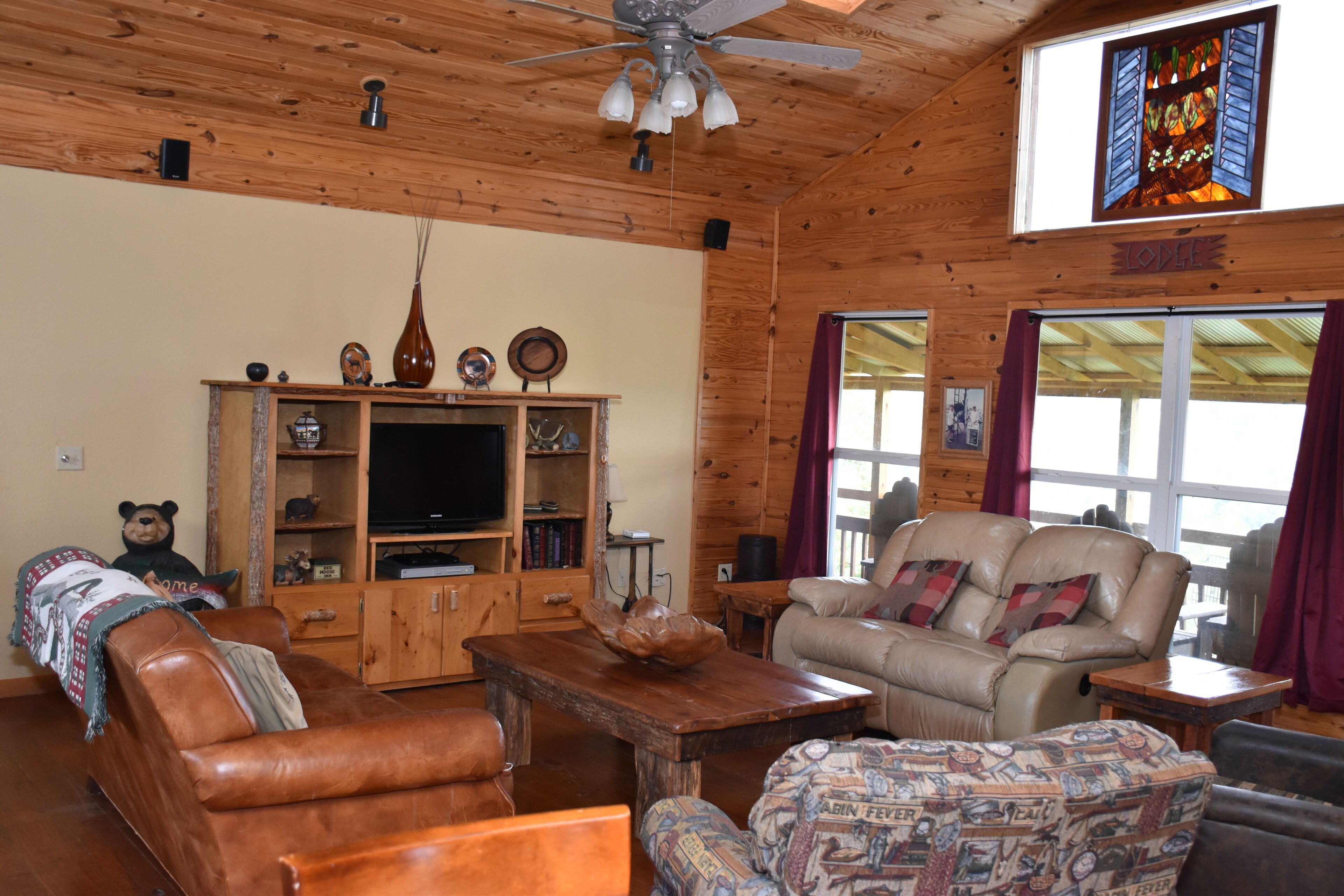 Canucanoe Riverview Hillcrest Lodge Vacation Home - 5 Bedrooms