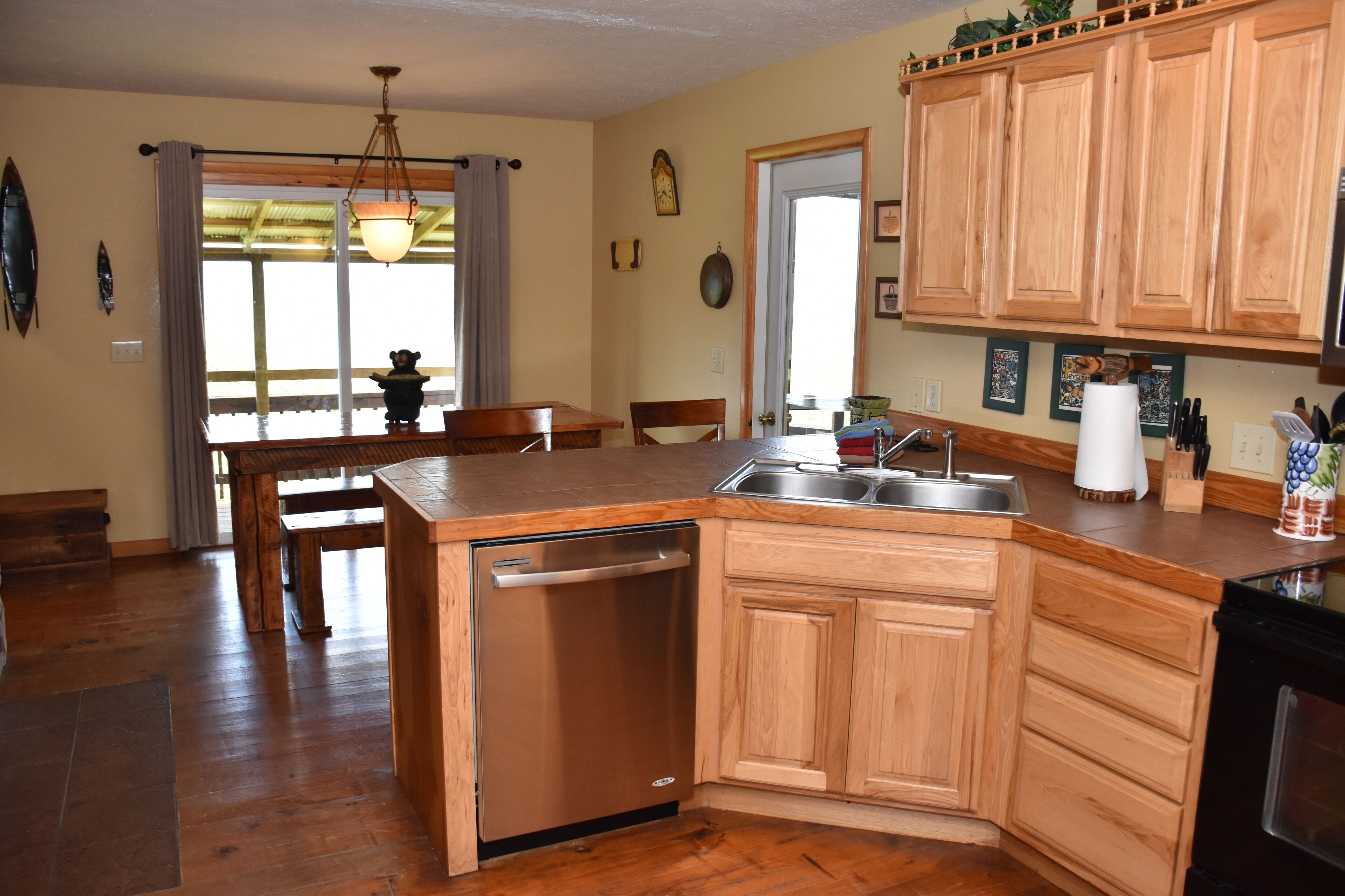 Canucanoe Riverview Hillcrest Lodge Vacation Home - 5 Bedrooms