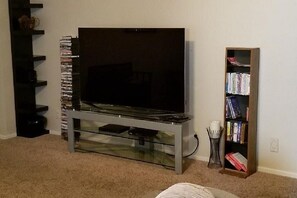 Smart-tv, een dvd-speler, tafelvoetbal en een filmbibliotheek