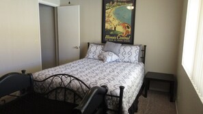 3 dormitorios, tabla de planchar con plancha, cuna de viaje