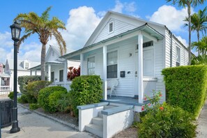 Exterior - Key West Cockadoodle Cottage on Duval - 2 Bedroom Cottage on Duval St w Parking (Key West)