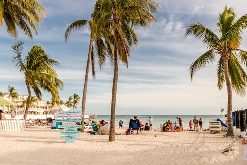 Key West Cockadoodle Cottage on Duval - 2 Bedroom Cottage on Duval St w Parking