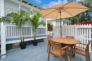 Outdoor dining - Key West Cockadoodle Cottage on Duval - 2 Bedroom Cottage on Duval St w Parking (Key West)