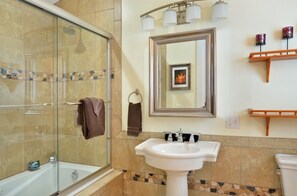 Bathtub, hair dryer, towels - Key West Cockadoodle Cottage on Duval - 2 Bedroom Cottage on Duval St w Parking (Key West)