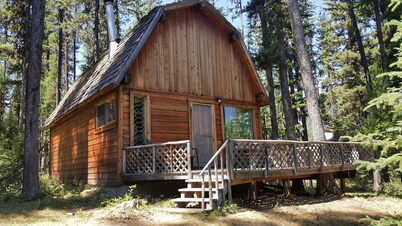 Cabaña rústica "Deer Leap" escondida entre los pinos.  