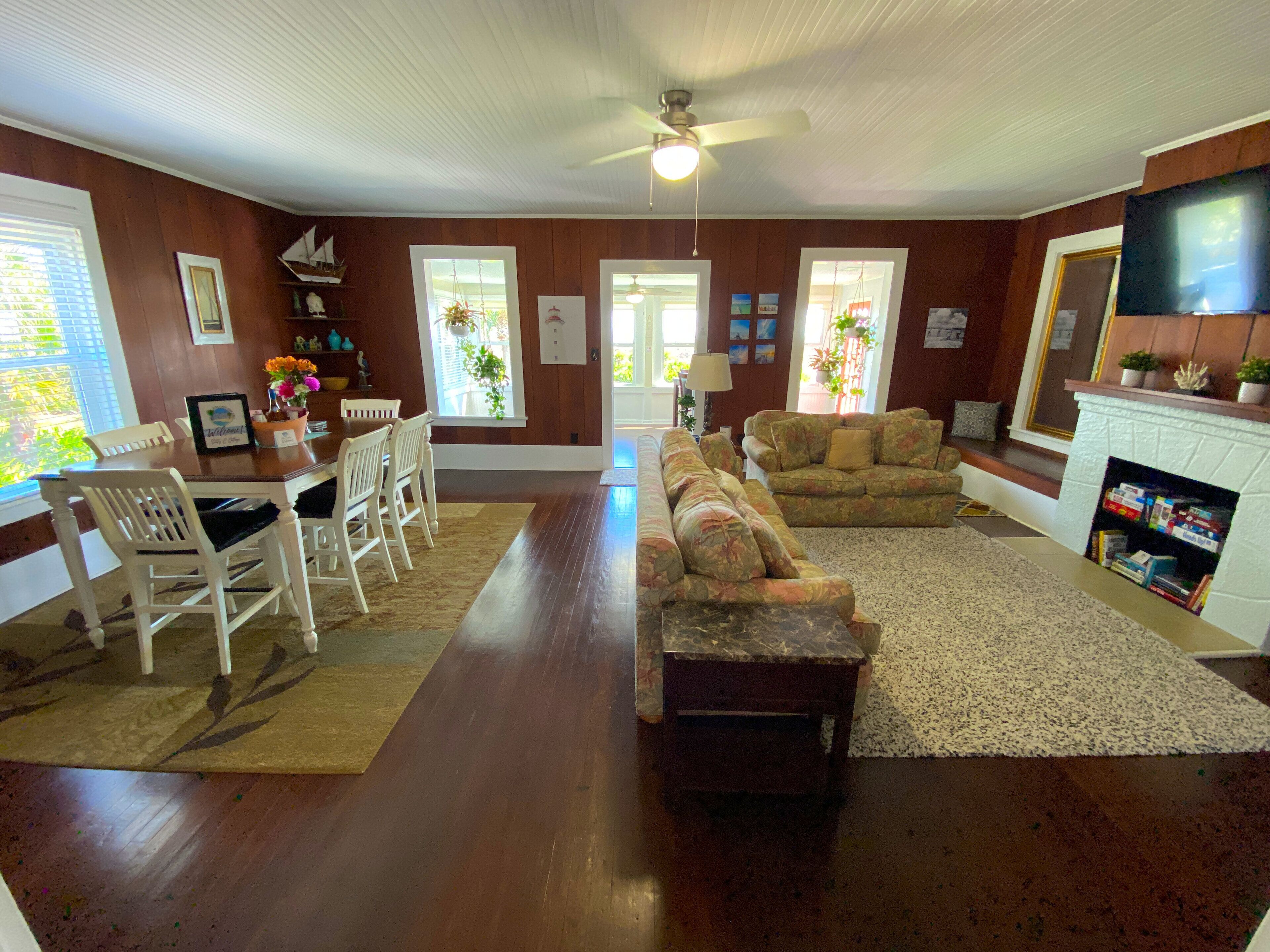 Oceanfront Cottage: 7 Bedrooms : Sleeps 16 : Parking for 6 Cars : Outdoor Grill