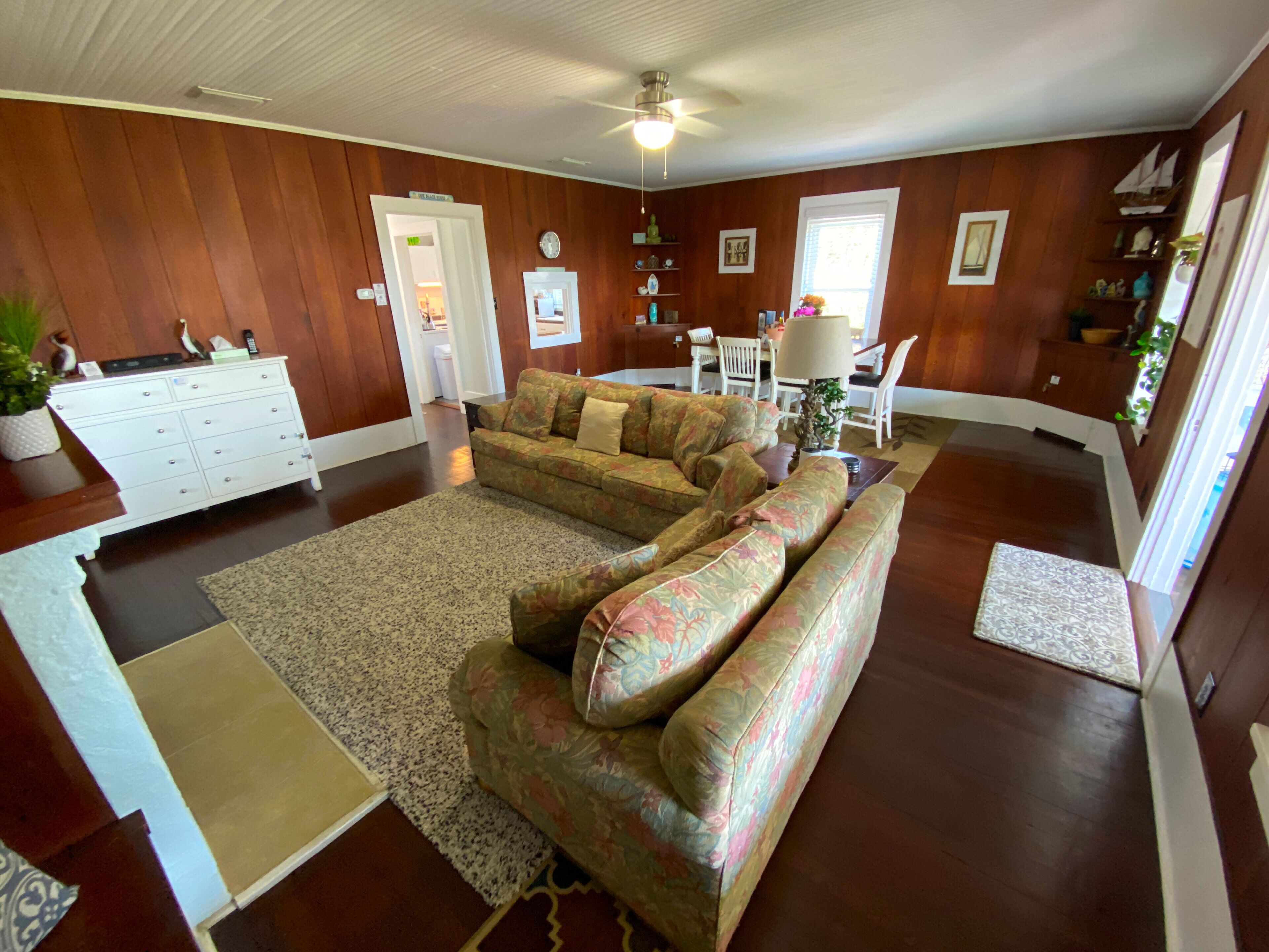 Oceanfront Cottage: 7 Bedrooms : Sleeps 16 : Parking for 6 Cars : Outdoor Grill