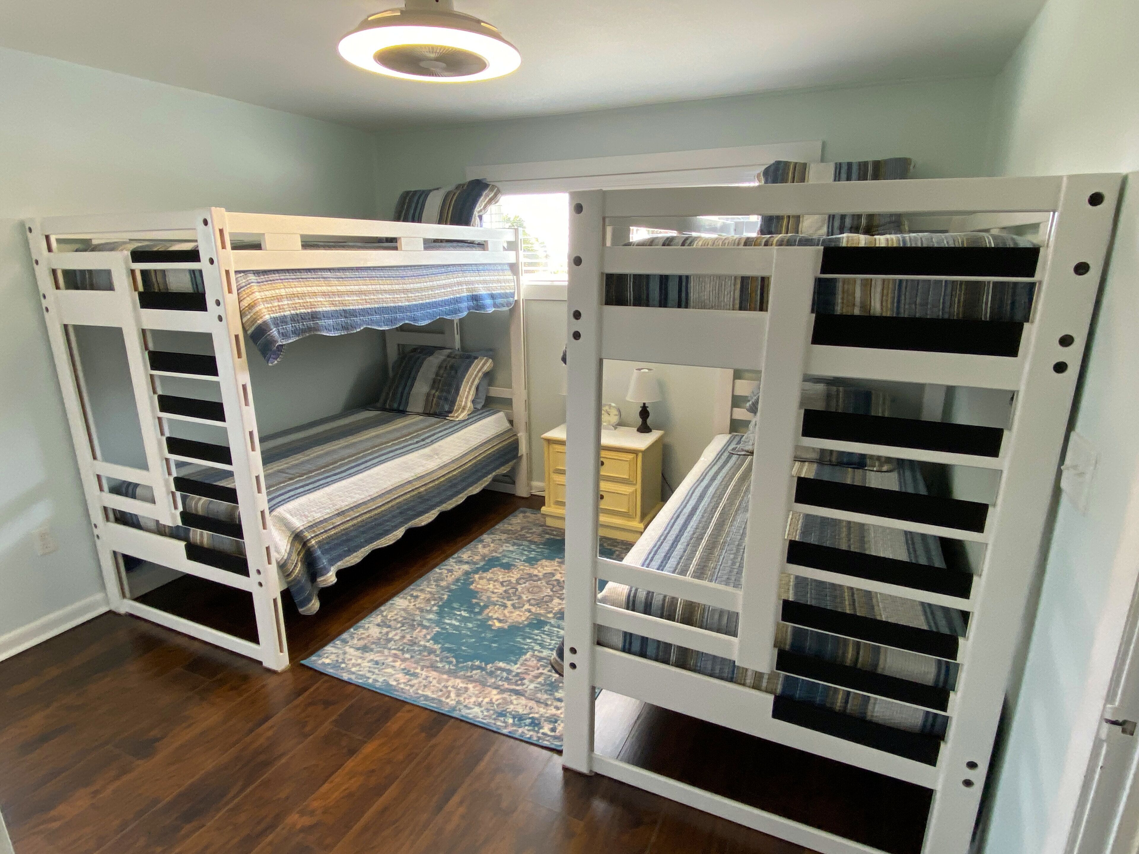 Oceanfront Cottage: 7 Bedrooms : Sleeps 16 : Parking for 6 Cars : Outdoor Grill