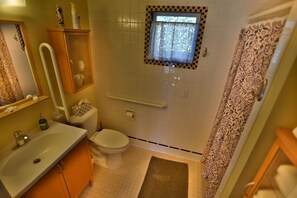 Haartrockner, Handtücher, Seife, Shampoo