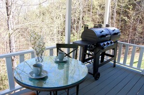 Outdoor dining - Peaceful Country Cottage with Game Room & Hot Tub (Beattyville)