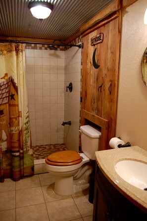 Bañera con ducha, secador de pelo, toallas, jabón