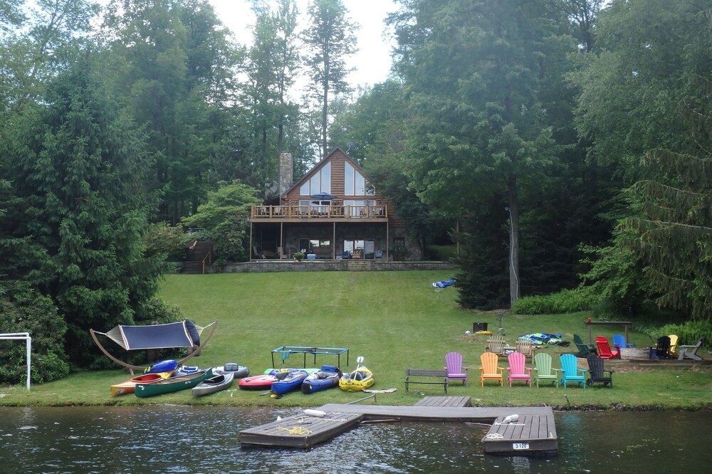 Spacious Lakefront Log Home with large porch, yard, firepit, kayaks/canoes, wifi